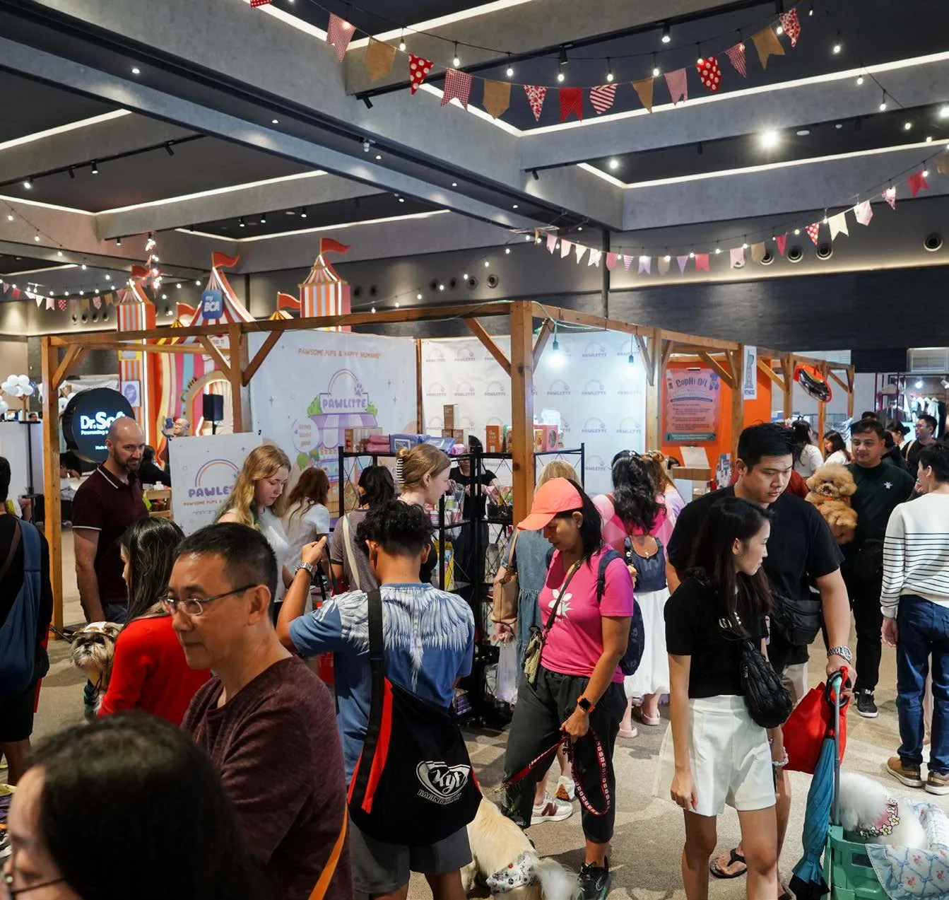 Pengunjung memadati lorong tenant berstruktur kayu di dalam venue expo