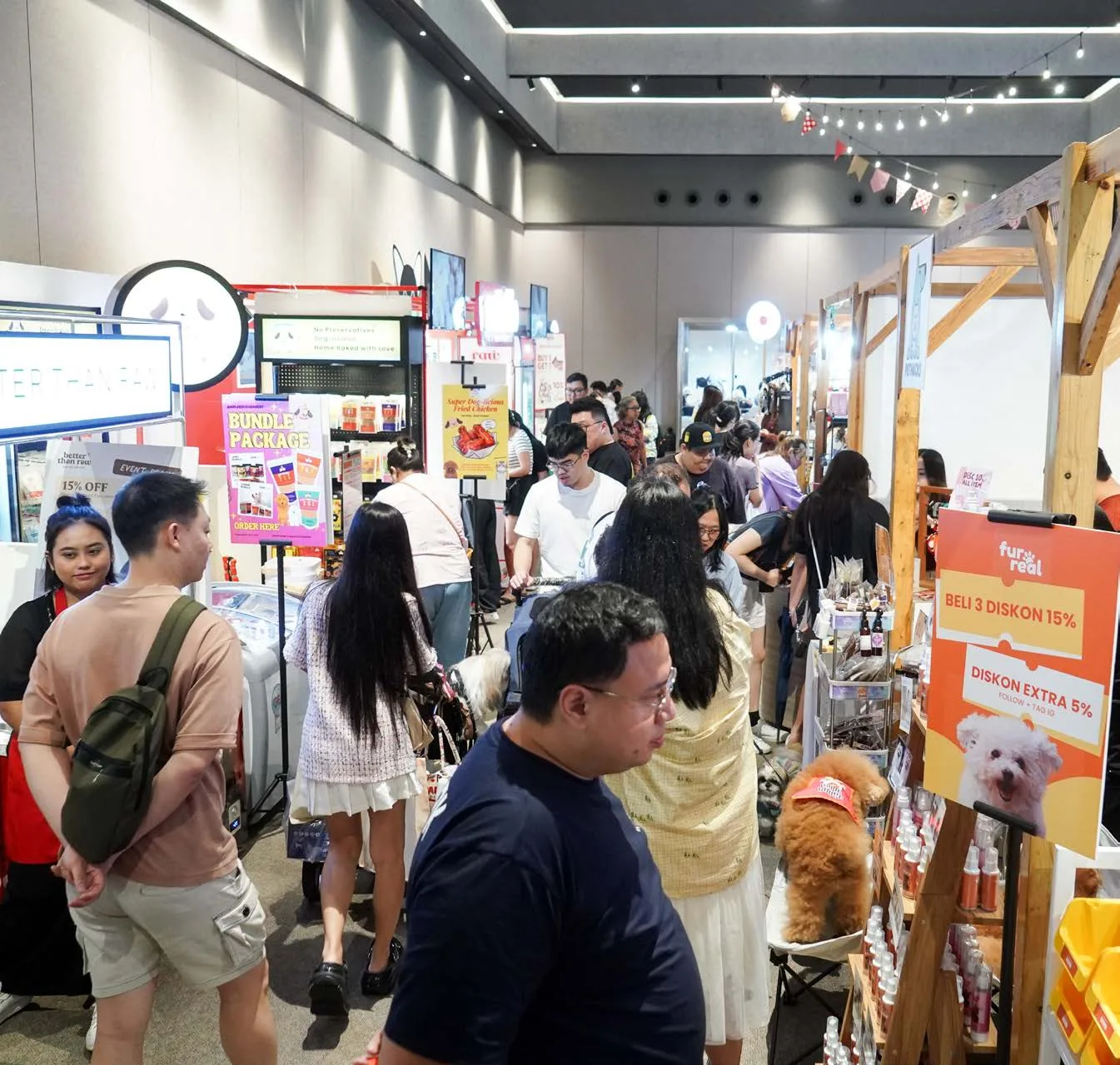 Lorong tenant Pets Pawradise dengan pengunjung membawa hewan peliharaannya