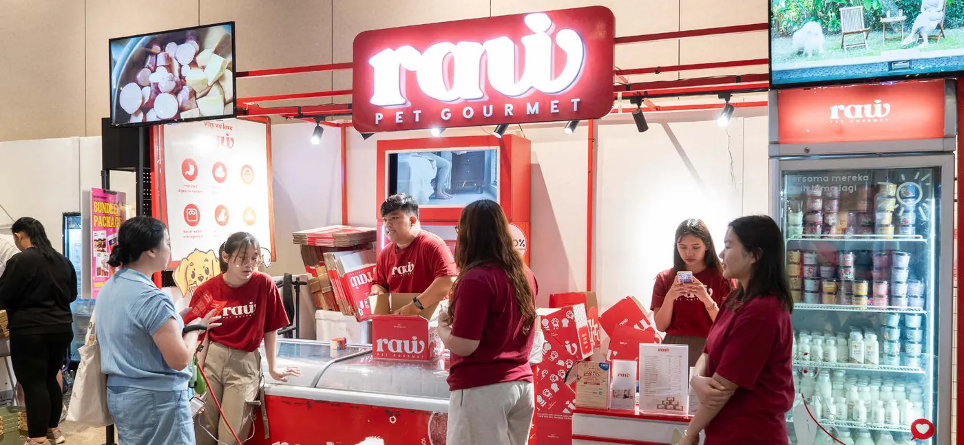 Booth aktivasi RAW Pet Gourmet dengan staf melayani pengunjung